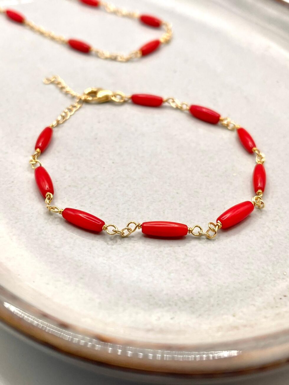Pulsera dorada roja